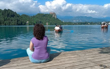 Veduta del Castello di Bled dall'isola in mezzo al lago.