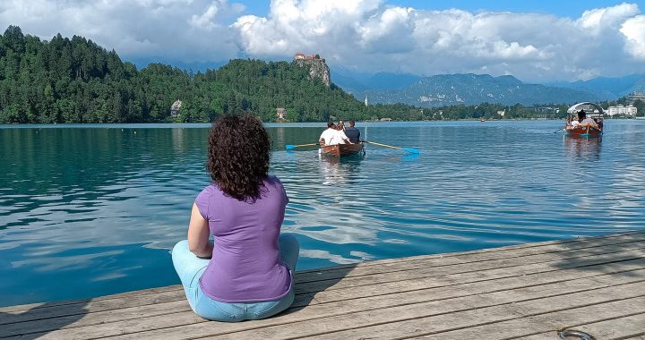 Veduta del Castello di Bled dall'isola in mezzo al lago.