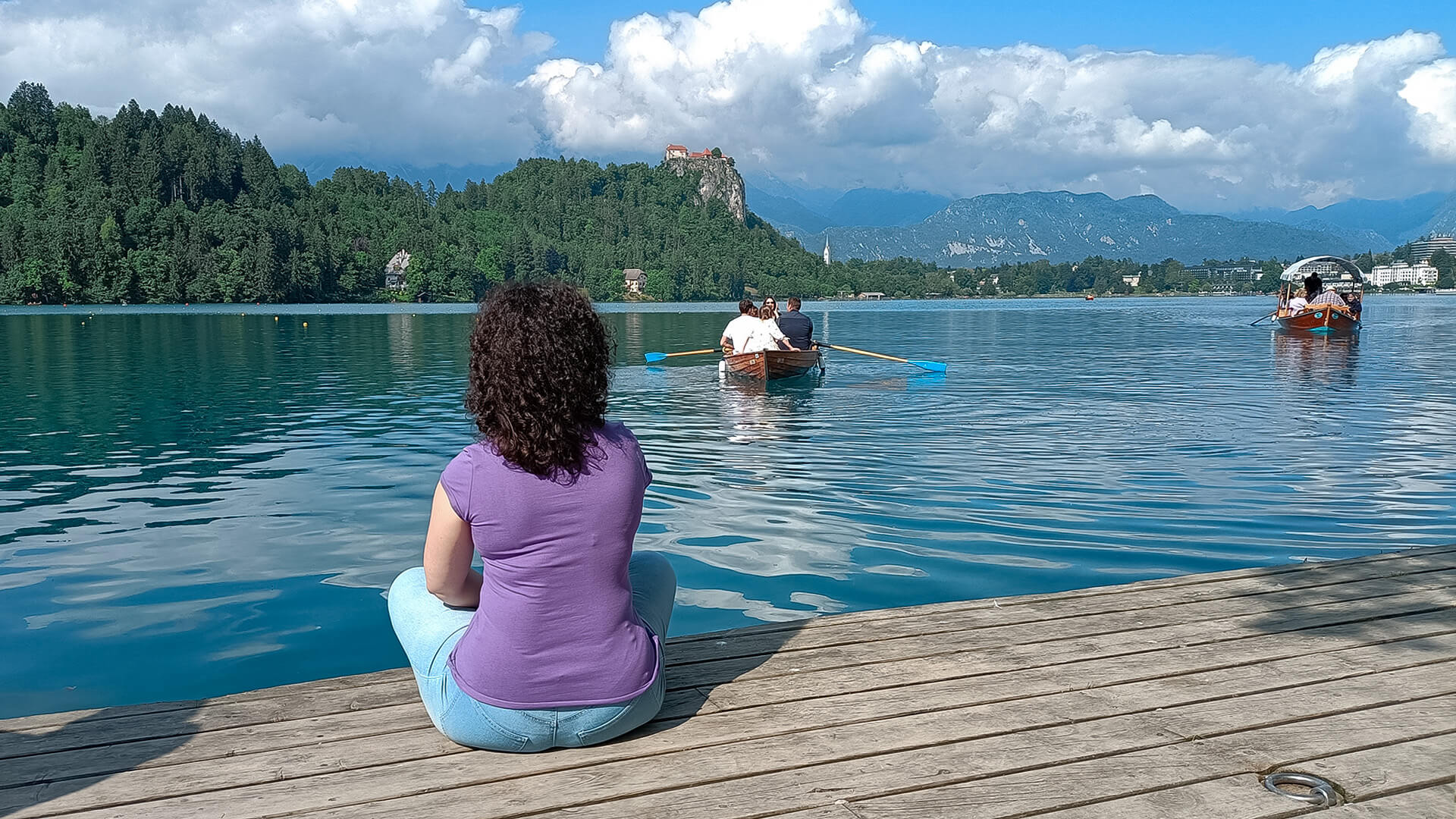 Veduta del Castello di Bled dall'isola in mezzo al lago.