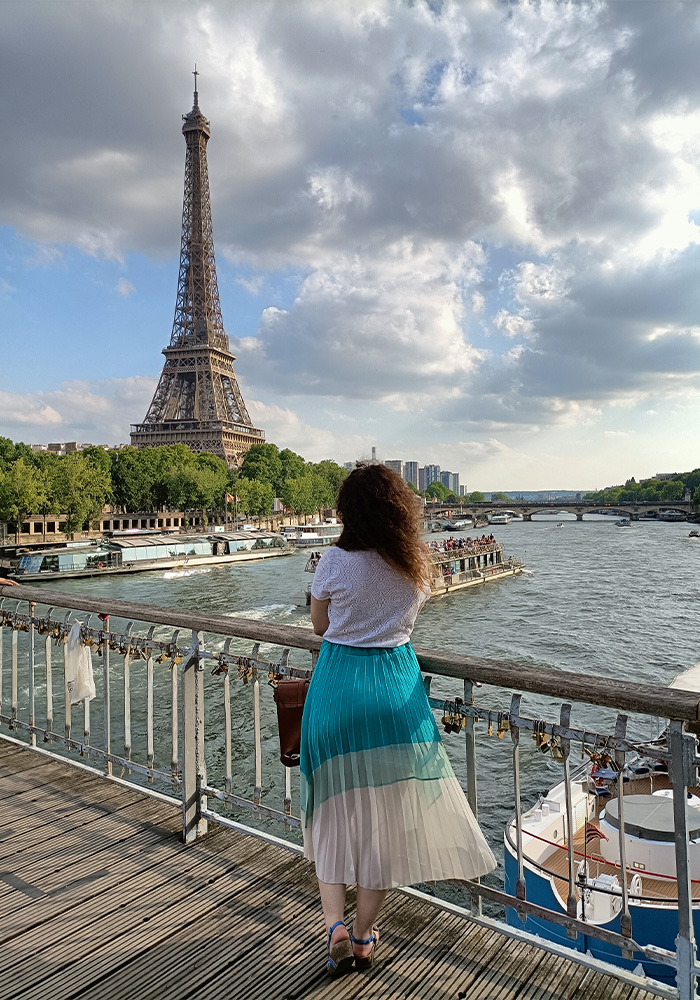 Ragazza che guarda la Tour Eiffel