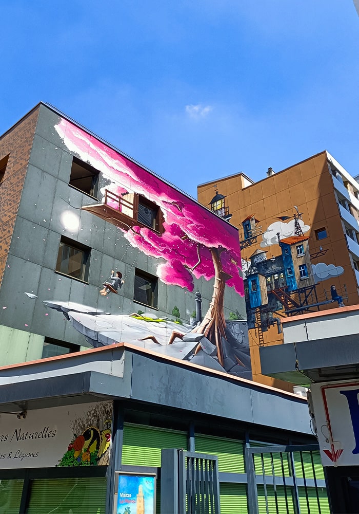 Murales a Parigi albero fucsia