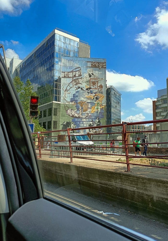 Parigi street art vista dal finestrino di un'auto
