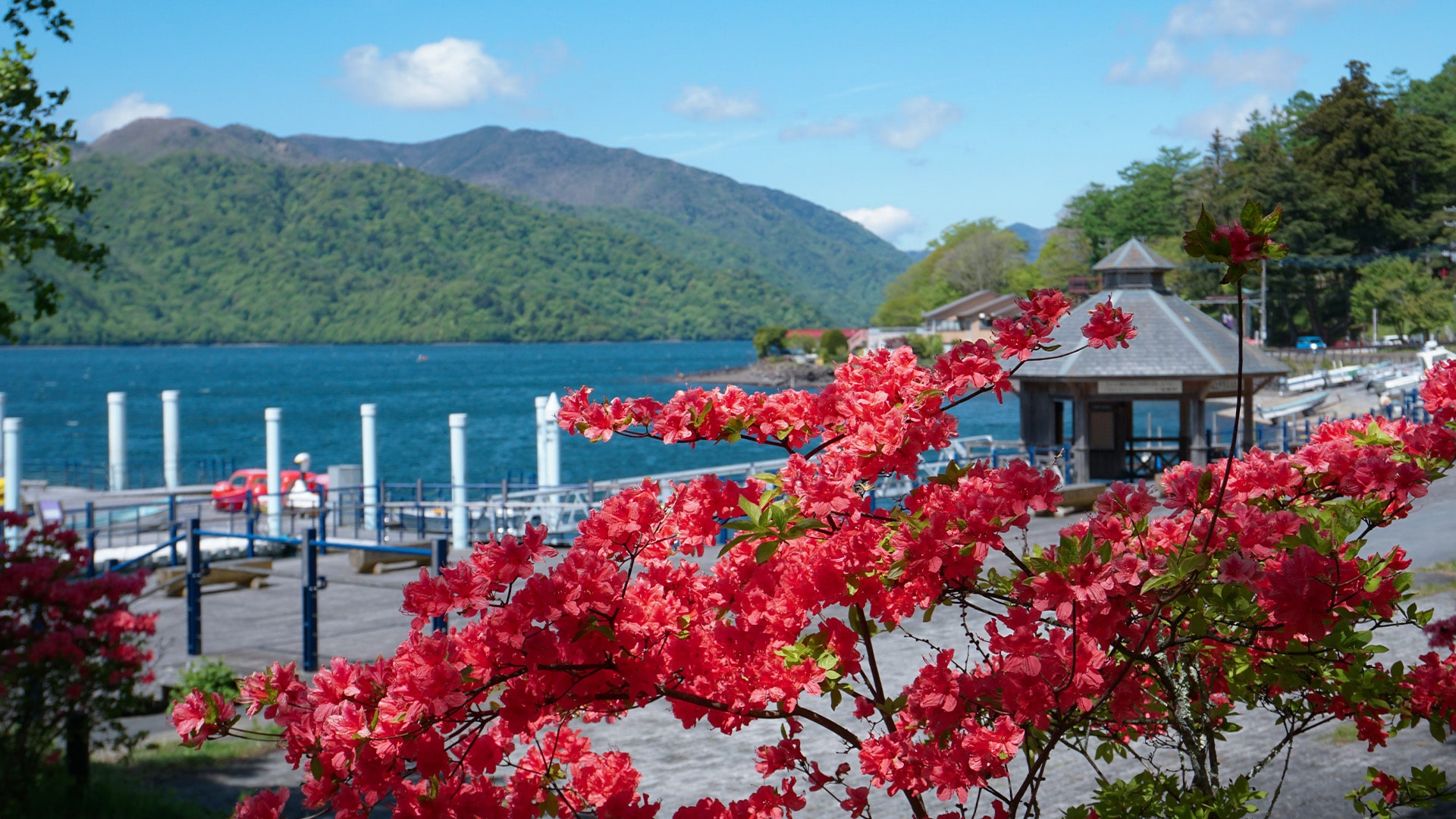 Veduta del Lago Chuzenji con gazebo e azalee